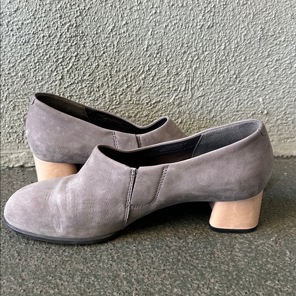 Camper Kara Grey and Cream Block Heel Pump Sz 39 Business Casual Office Suede - Picture 4 of 9